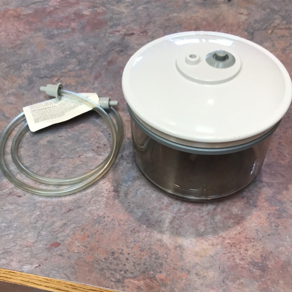 COPY - FoodSaver 25 oz container 5” diameter by 4 3/8” high.  In EUC - Picture 2 of 3